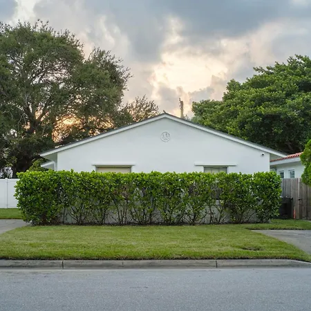The Peacock Bungalow Near Fort Lauderdale Beach!